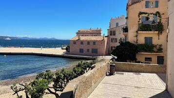 Ligstoelen aan het strand