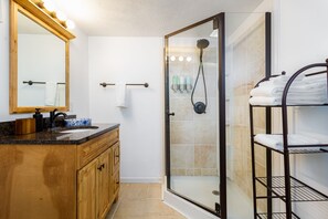 Shower, hair dryer, towels - Perfect ND Weekend Space <> 10 Min Walk to Campus (South Bend)