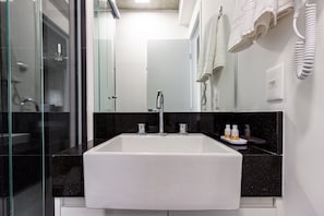 Standard-Apartment | Badezimmer | Dusche, Haartrockner, Handtücher, Seife