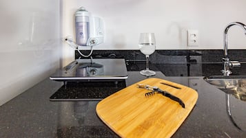 Apartamento superior | Cozinha privada | Geladeira, micro-ondas, cooktop, máquina de café expresso