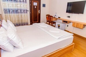 1 bedroom, desk, WiFi, bed sheets