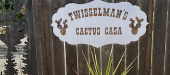 20 minutes from Carrizo Plain National Monument. Twisselman's Cactus Casa