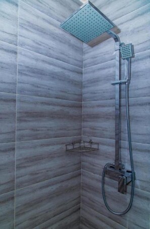 Shower, hair dryer, towels, soap - Aasna Inn 9 (Thulusdhoo)