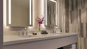 Shower, rainfall showerhead, free toiletries, hair dryer
