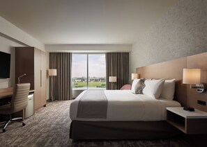 In-room safe, desk, laptop workspace, blackout curtains - Great Canadian Casino Resort Toronto (Toronto)