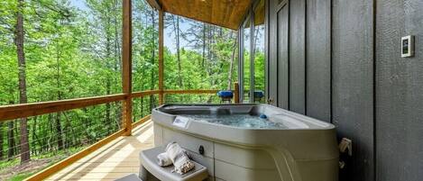Outdoor spa tub