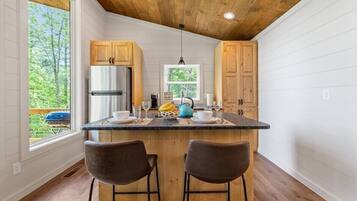 Kühlschrank, Ofen, Herdplatte, Wasserkocher mit Kaffee-/Teezubehör