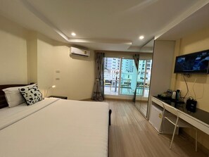 Minibar, in-room safe, desk, laptop workspace - V Check Inn Sukhumvit 22 (Bangkok)