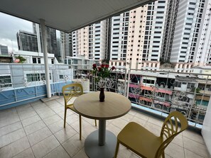 Deluxe Room, Balcony | Balcony - V Check Inn Sukhumvit 22 (Bangkok)
