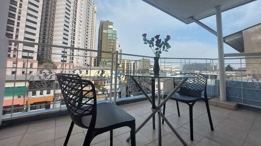 V Check Inn Sukhumvit 22