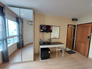 Minibar, in-room safe, desk, laptop workspace - V Check Inn Sukhumvit 22 (Bangkok)