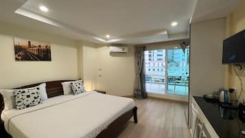 Deluxe Room, Balcony | Minibar, in-room safe, desk, laptop workspace