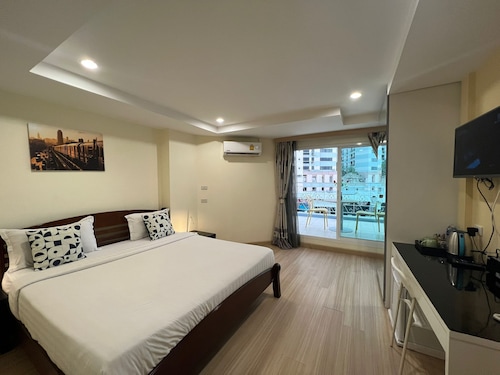 V Check Inn Sukhumvit 22