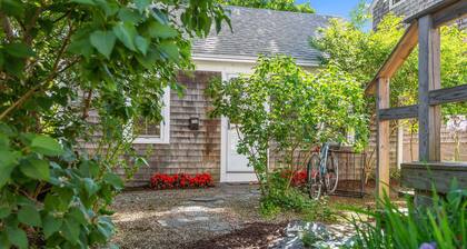 Quaint Cape Cod Cottage - 5mins to the beach, Galleries and Provincetown fun!