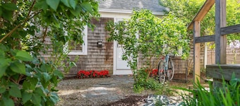 Quaint Cape Cod Cottage - 5mins to the beach, Galleries and Provincetown fun!