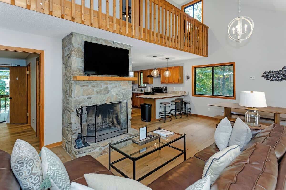 Una televisión, una chimenea