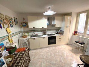 Kühlschrank, Ofen, Herdplatte, Wasserkocher