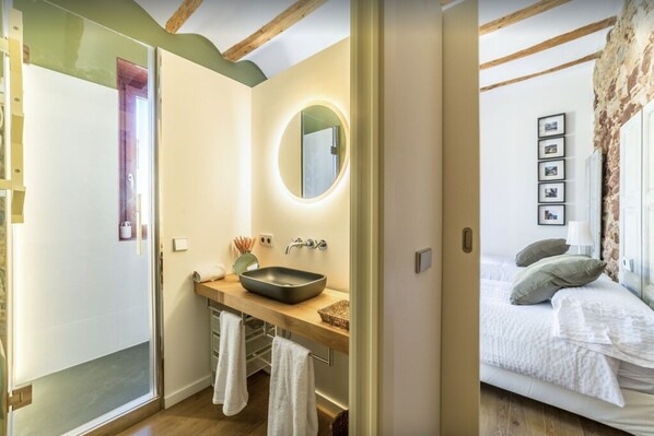 3 slaapkamers, een strijkplank/strijkijzer, gratis wifi, beddengoed