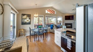 Una cocina amplia con zona de comedor, ventanas grandes y vistas al exterior.