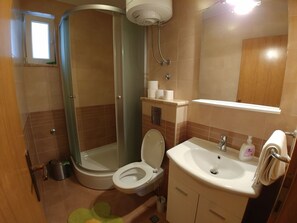 Hiustenkuivaaja, pyyhkeet, saippua, vessapaperi