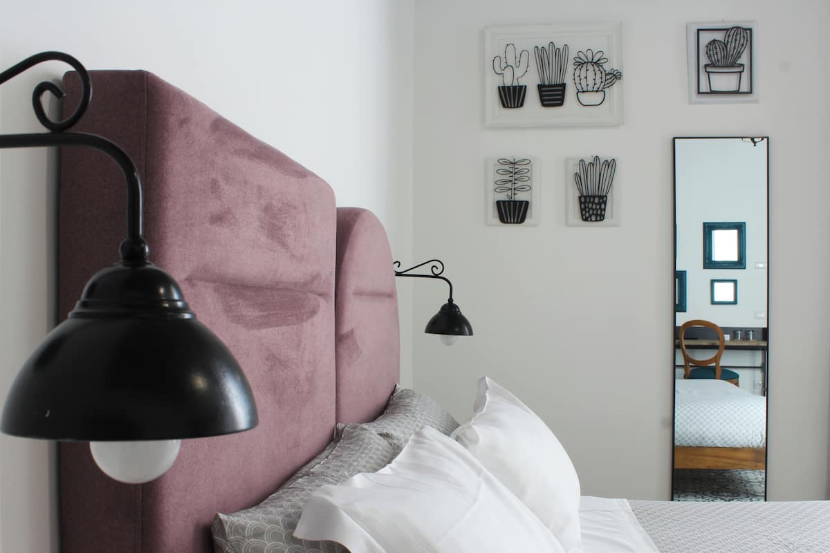 Triple Room | Desk, travel crib, free WiFi, bed sheets