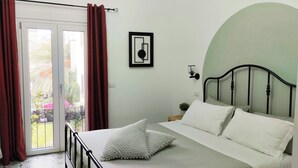 A bedroom with a bed, a window with curtains, a wall-mounted light, and a view of the outdoors. - Ottantotto Viterbo (Viterbo)