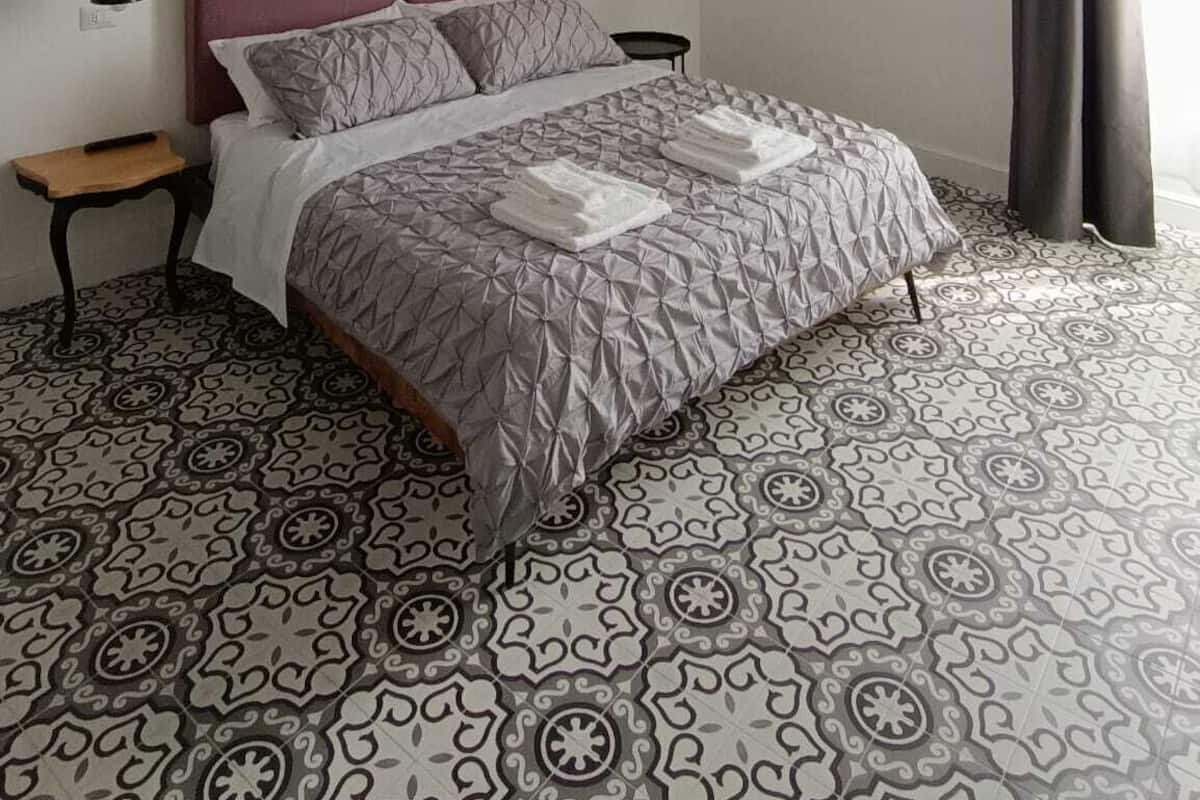 Escritorio, cuna de viaje, wifi gratis y ropa de cama