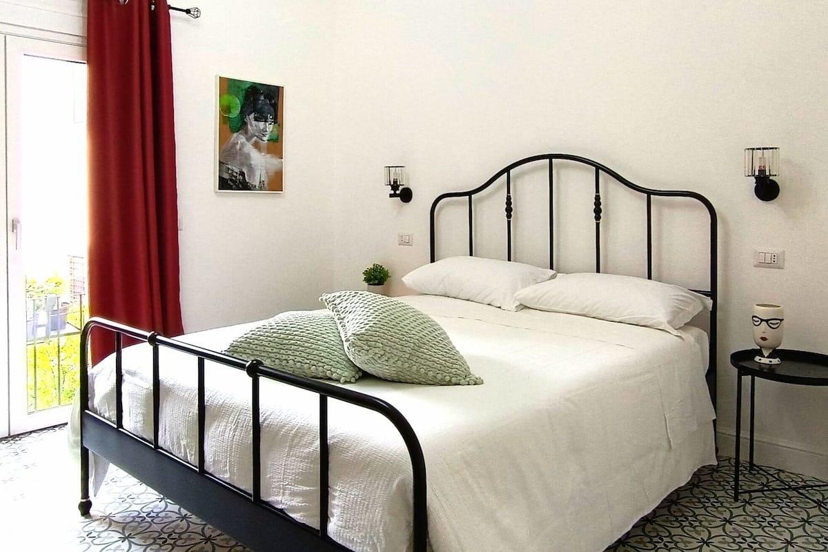 Escritorio, cuna de viaje, wifi gratis y ropa de cama