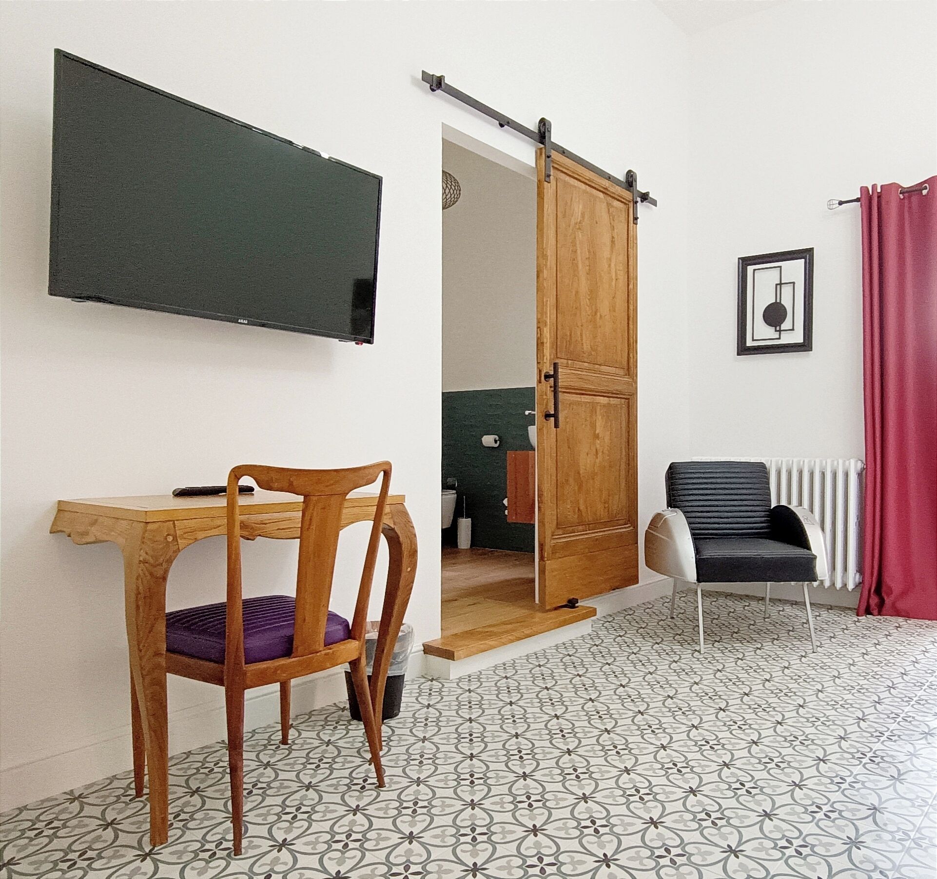 Escritorio, cuna de viaje, wifi gratis y ropa de cama 