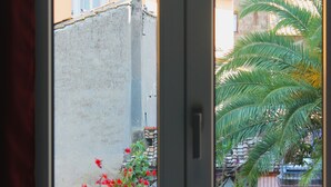 A view from a balcony with potted plants and a palm tree. - Ottantotto Viterbo (Viterbo)