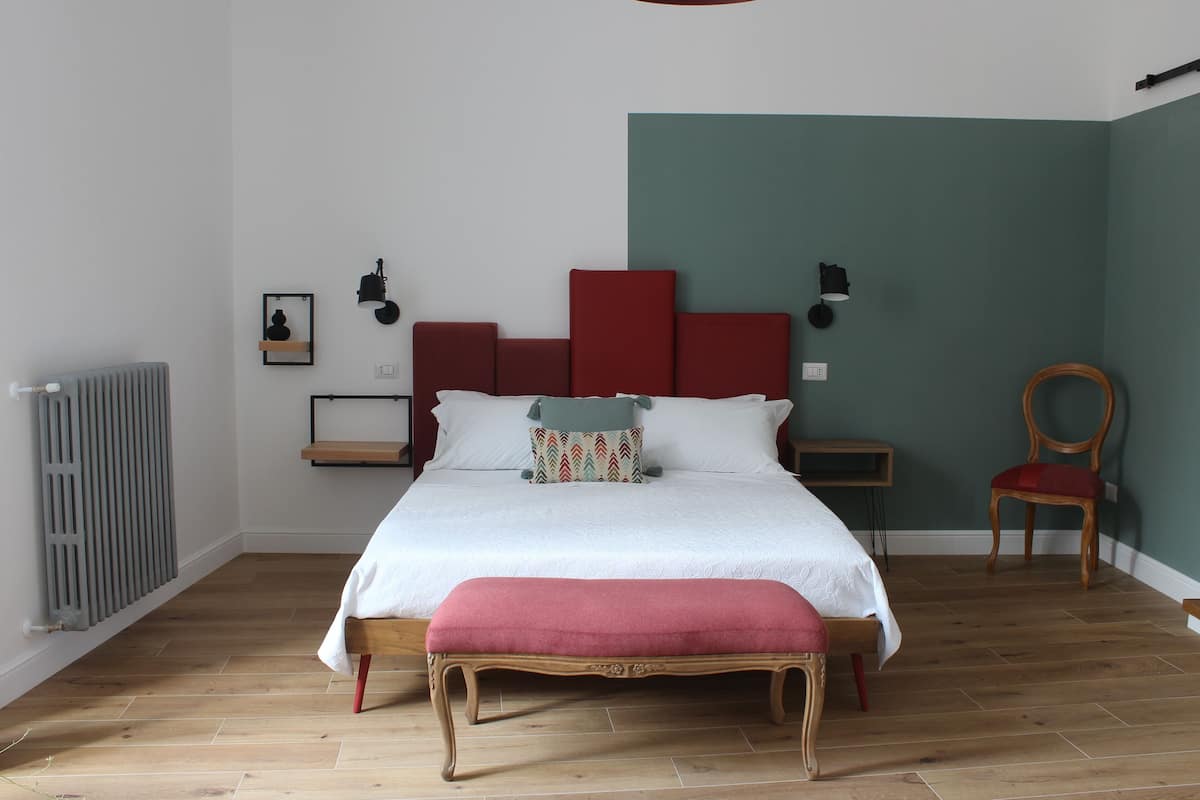 Escritorio, cuna de viaje, wifi gratis y ropa de cama