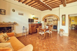 Una Smart TV, una chimenea