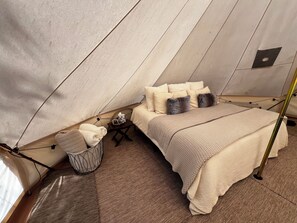 1 bedroom, bed sheets