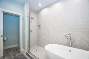 Dusche, Whirlpool, Haartrockner, Handtücher