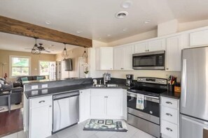 冷蔵庫、電子レンジ、オーブン、コンロ