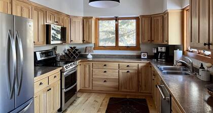 Tranquil & Fun Lakefront Home by Walker on Kabekona. Spacious & Lux. King Beds.