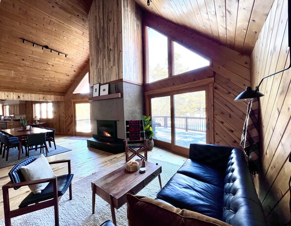 Smart TV, chimenea, Netflix y libros 