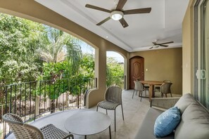 Outdoor dining - Gav4: New Condo in Location Walkable to Beach (Tamarindo)