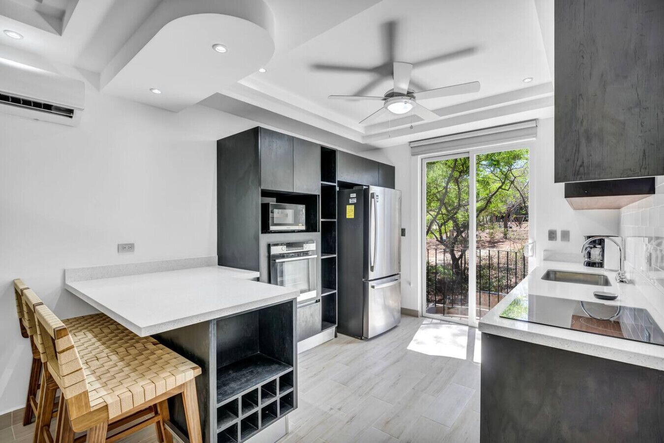 ثلاجة، ميكروويف، مستلزمات طهي/أطباق/أوعية، مائدة طعام