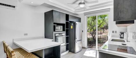 ثلاجة، ميكروويف، مستلزمات طهي/أطباق/أوعية، مائدة طعام