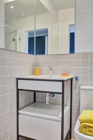 Shower, hair dryer, towels, shampoo - Estudios y Habitaciones Modernas en PAMPLONA, SK (Pamplona)