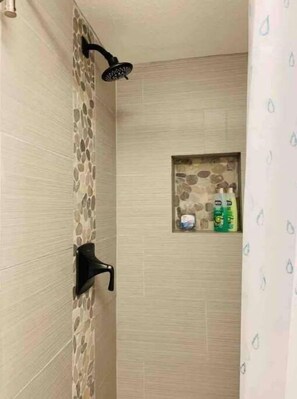 Een douche, een haardroger, handdoeken, zeep