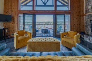 Smart TV, caminetto, impianto stereo