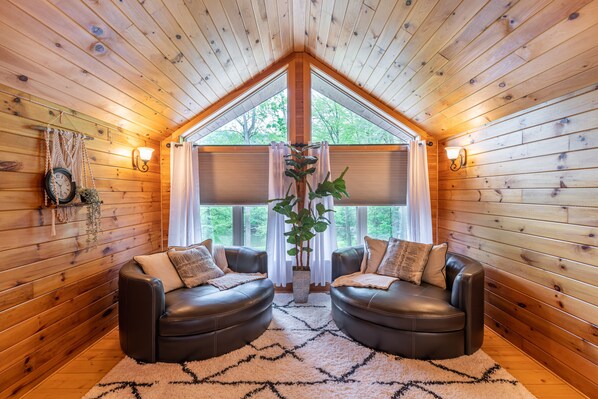 Fireplace - Creekside Hideaway, sleeps 9-10, gorgeous and private setting. (Reedsville)