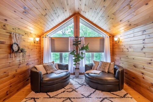Creekside Hideaway, sleeps 9-10, gorgeous and private setting.