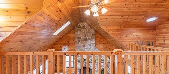 Creekside Hideaway, sleeps 9-10, gorgeous and private setting.