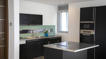 Refrigerador, microondas, horno, placa de cocina