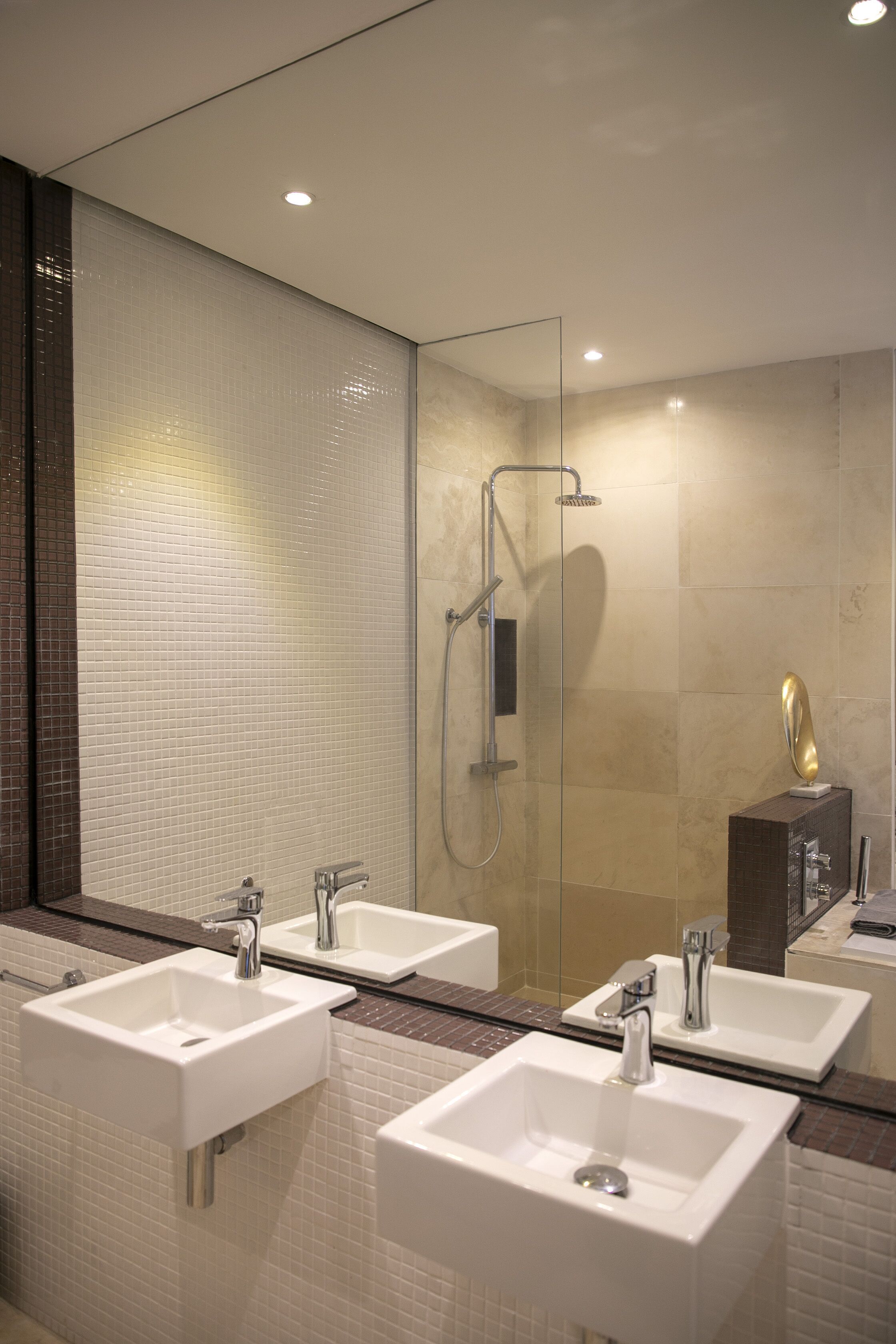 Douche, sèche-cheveux, serviettes fournies, savon