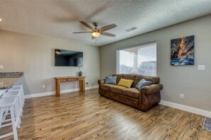 Smart TV, books - Bright & Modern @ theHeart of Red Rock Recreation! (Kanab)