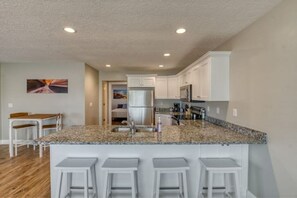 Fridge, microwave, oven, stovetop - Bright & Modern @ theHeart of Red Rock Recreation! (Kanab)